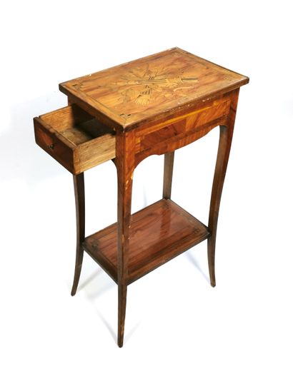 null Petite table de salon marquettée des attributs de l'amour

Style du XVIIIe siècle

H....