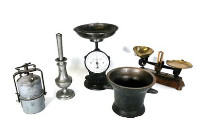 null Mortar in bronze

Diam. 20,5 cm



Two scales, a pewter candlestick and an iron...
