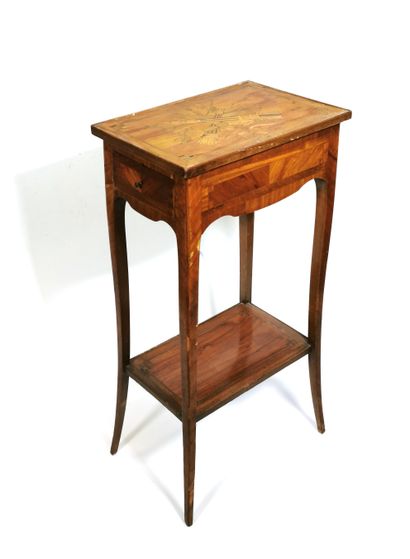 null Petite table de salon marquettée des attributs de l'amour

Style du XVIIIe siècle

H....