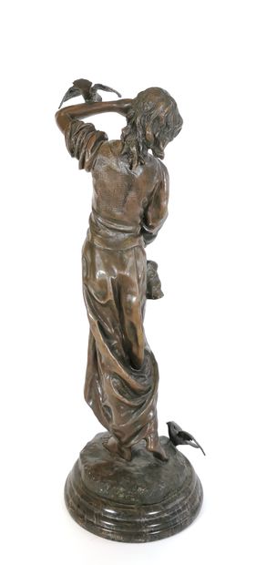 null Émile PEYNOT (1850-1932)

Jeune femme aux colombes

Bronze à patine signé sur...