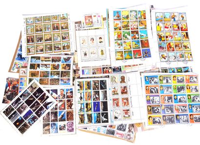 null Lot d'environ mille quatre cents timbres postaux, la plupart oblitérés, beaucoup...