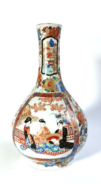 null JAPAN, 19th century

Porcelain vase decorated with scenes of courtesans in cartouches...