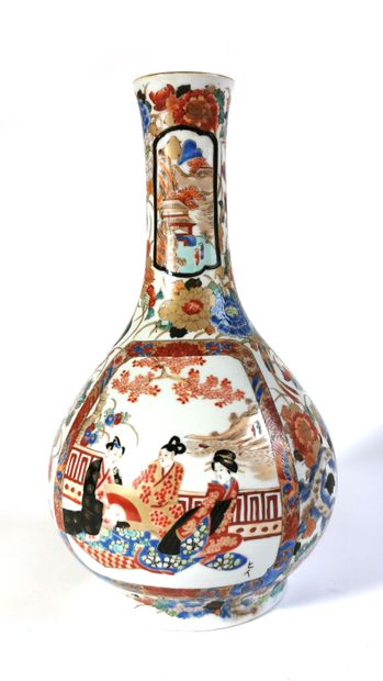 null JAPAN, 19th century

Porcelain vase decorated with scenes of courtesans in cartouches...