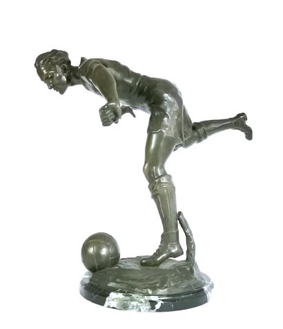 null LEMOYNE (École du XXe siècle)

Footballeur

Sculpture en régule à patine brun-vert...