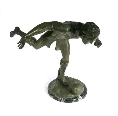 null LEMOYNE (École du XXe siècle)

Footballeur

Sculpture en régule à patine brun-vert...