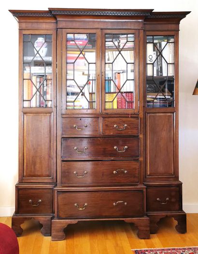 null 
English bookcase with central projection in mahogany and mahogany veneer opening...