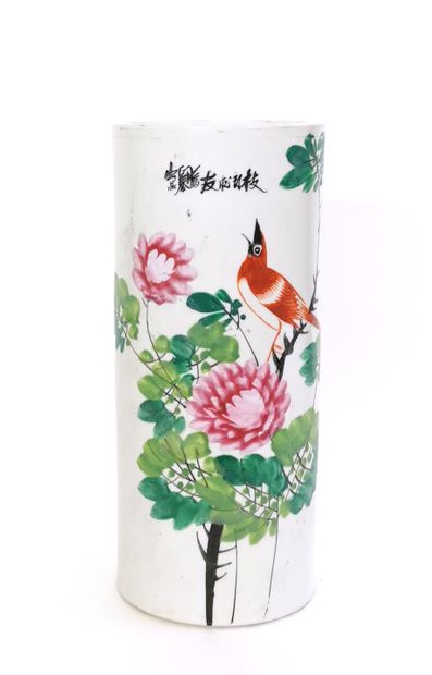 null ASIE DU SUD-EST

Vase rouleau en porcelaine à décor d'oiseau embranché

H. 28,5...