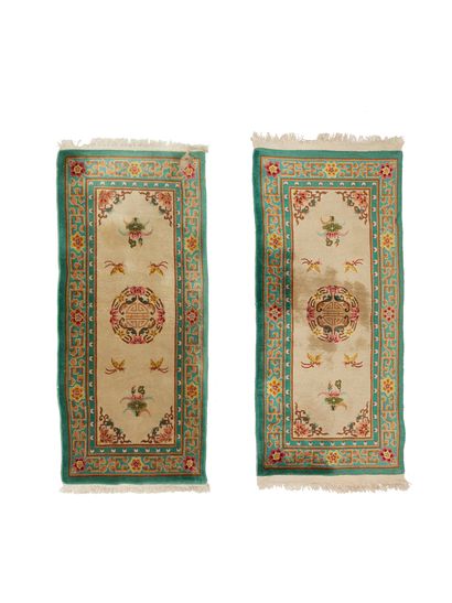 null Lot of two Chinese carpets mid-twentieth century on green background. 

Technical...