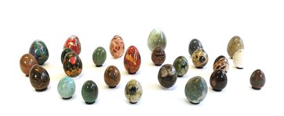 null Collections of rolled eggs in quartz, jasper, banded agate, serpentine, limestone,...