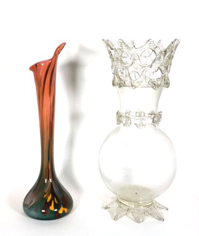 null Deux vases en verre soufflé, l'un teinté, l'autre à forme ajourée

H. 39 cm