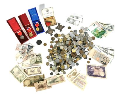 null Lot de pièces de monnaies divers pays divers époques démonétisées

Environ trois...