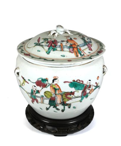 null CHINE, XIXe siècle

Pot couvert en porcelaine à décor d'enfants jouant avec...