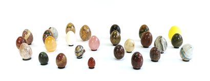 null Collections of rolled eggs in quartz, rose quartz, jasper, ribbon agate, serpentine,...