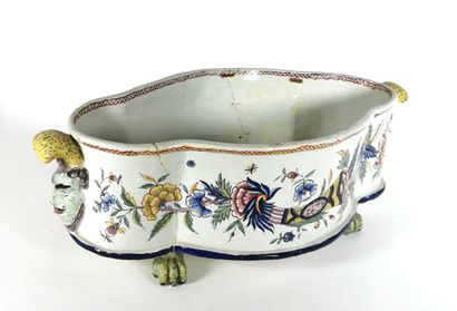 null ROUEN, 18th century

Earthenware basin of great fire with decoration of horns...