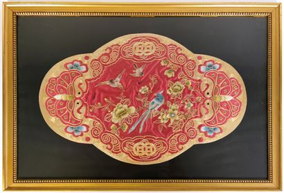 null CHINE, début XXe siècle

Textile brodé en forme de médaillon à décor de volatiles...
