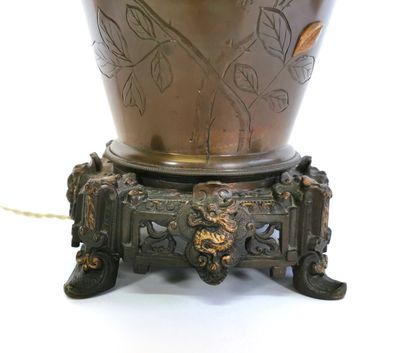 null JAPON, XIXe siècle

Vase en bronze à patine brune à décor gravé et en bas-relief...