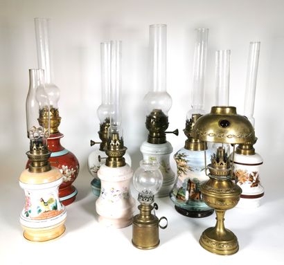 null Suite de sept lampes à pétrole en porcelaine divers décors et deux lampe à pétrole...