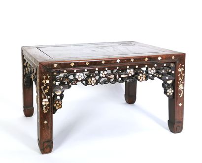 null CHINA, late 19th - early 20th century

Coffee table in exotic wood, the openwork...