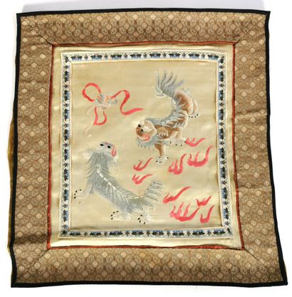 null CHINA, embroidered silk with dragons

35 x 33 cm