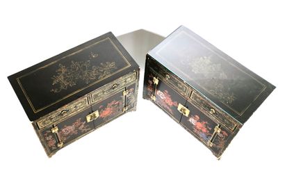 null Pair of small Chinese furniture in lacquered wood with floral decorations opening...