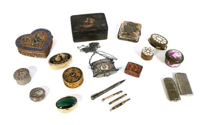 null Lot including: a painted box with a gallant scene, an Indian copper box set...