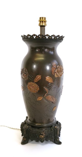 null JAPON, XIXe siècle

Vase en bronze à patine brune à décor gravé et en bas-relief...
