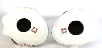 null CHINE ou JAPON

Paire de chats en porcelaine à décor de rinceaux fleuris et...