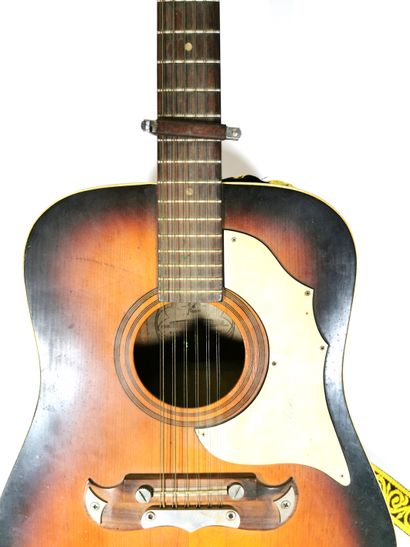 null FRAMUS, guitare douze cordes

Quelques usures d'usage

H. 109,5 cm