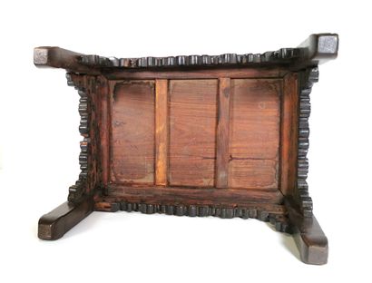 null CHINE, fin XIXe - début XXe siècle

Table basse en bois exotique, la ceinture...