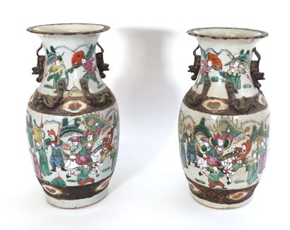 null CHINE, fin XIXe - début XXe siècle

Paire de vases en grès de Nankin à décor...