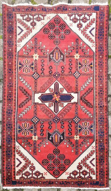 null Chirvan (Caucasus) wool carpet with geometric decoration

183 x 119 cm