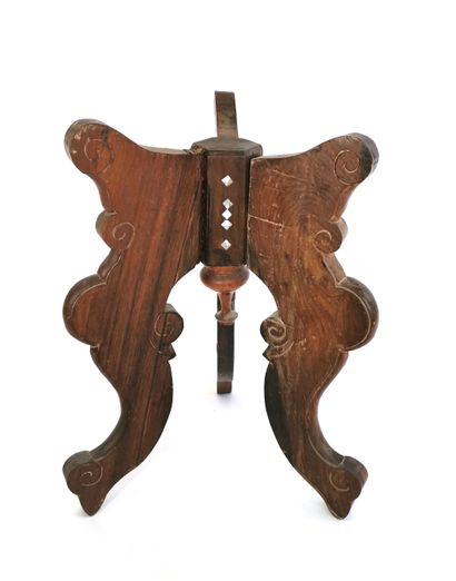 null CHINE, fin XIXe - début XXe siècle

Piètement tripode en bois exotique en forme...