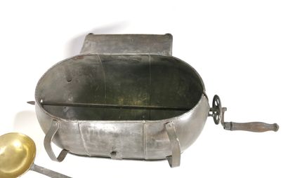 null Wrought iron roasting pan with its spit

First half of the 20th century

L....