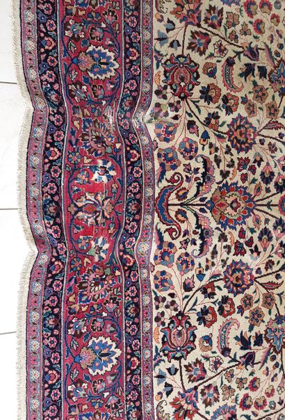 null Carpet Meched (Iran) around 1960/1970.

Technical characteristics: Velvet lambswool...