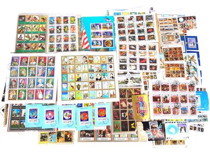 null Lot d'environ mille quatre cents timbres postaux, la plupart oblitérés, beaucoup...