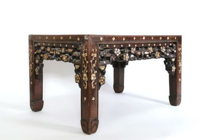 null CHINA, late 19th - early 20th century

Coffee table in exotic wood, the openwork...