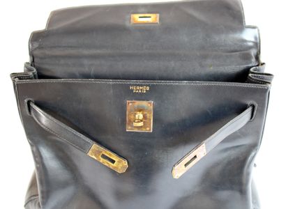 null HERMÈS Paris, circa 1960

Kelly" bag in navy box leather, gilded metal trimmings,...