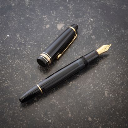 null MONTBLANC

Meisterstück n°146 fountain pen, black resin and gold plated appointments...