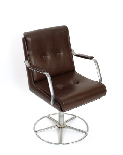 null Modernist armchair, circa 1970

Chromed tubular base on an openwork base

Seat...