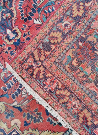 null Grand tapis Hamdan (Iran) en laine à décor sur fond rouge de rinceaux feuillagés...