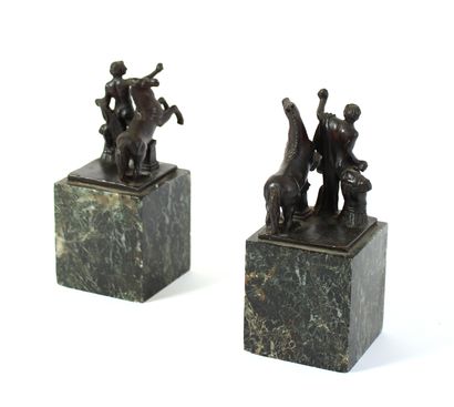 null Les Chevaux de Marly

Paire de statuettes en bronze à patine noire reposant...