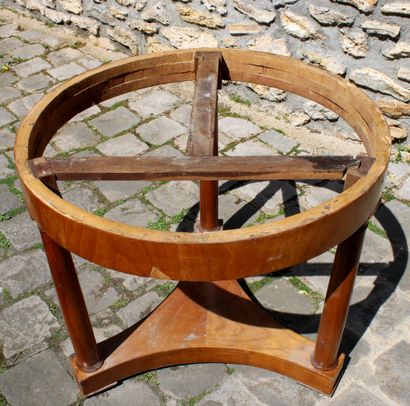 null Maple and maple veneer pedestal table, the three-column base resting on a tripod...