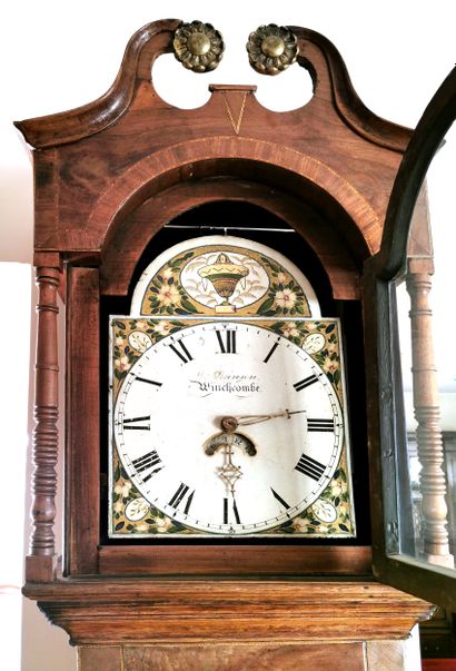 null Horloge comtoise anglaise en bois naturel mouluré et sculpté à décor de fleurette...