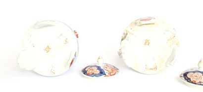 null JAPON, XIXe siècle

Curieuse paire de verseuses en porcelaine à décor d'échassiers...