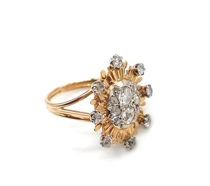 null Ring in 18K yellow gold (750 thousandths) stylizing a flower decorated in its...
