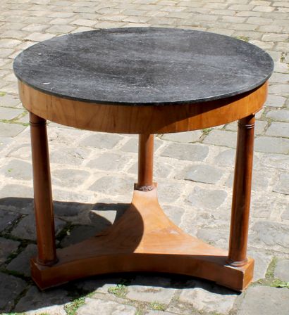 null Maple and maple veneer pedestal table, the three-column base resting on a tripod...