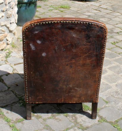 null Club armchair circa 1920 in studded leather

W. 62 x H. 84,5 x D. 67 cm

Wear,...