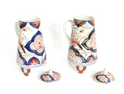 null JAPON, XIXe siècle

Curieuse paire de verseuses en porcelaine à décor d'échassiers...