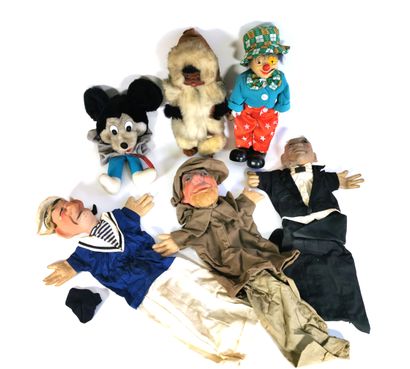 null Six dolls and puppets of various materials, the clown with a music box mechanism

H....