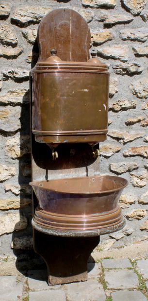 null Fountain and its copper basin resting on a natural wood hook

H. 143 cm

Wo...